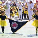 Niñas, niños y docentes reciben la primavera con alegre desfile